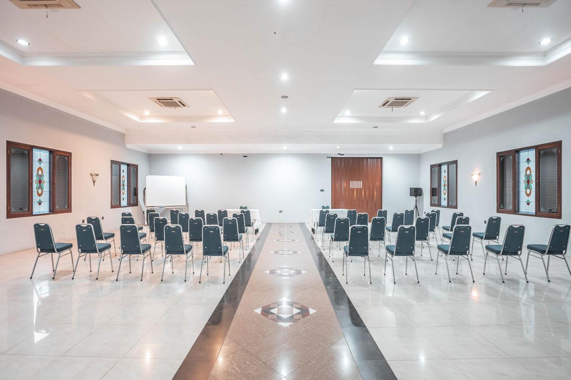 Super Oyo 686 Bunga Karang Hotel Bekasi Exterior foto