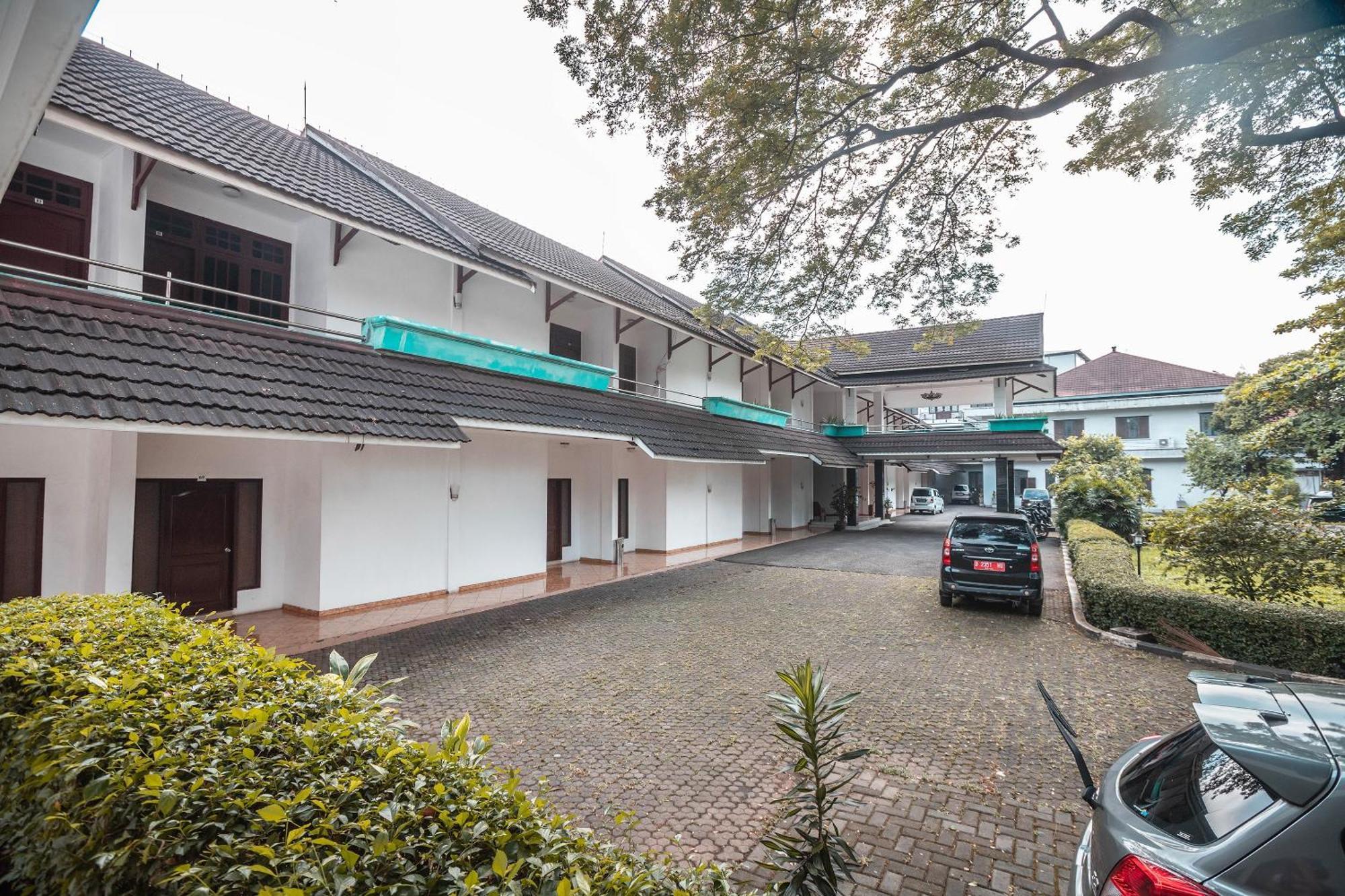 Super Oyo 686 Bunga Karang Hotel Bekasi Exterior foto